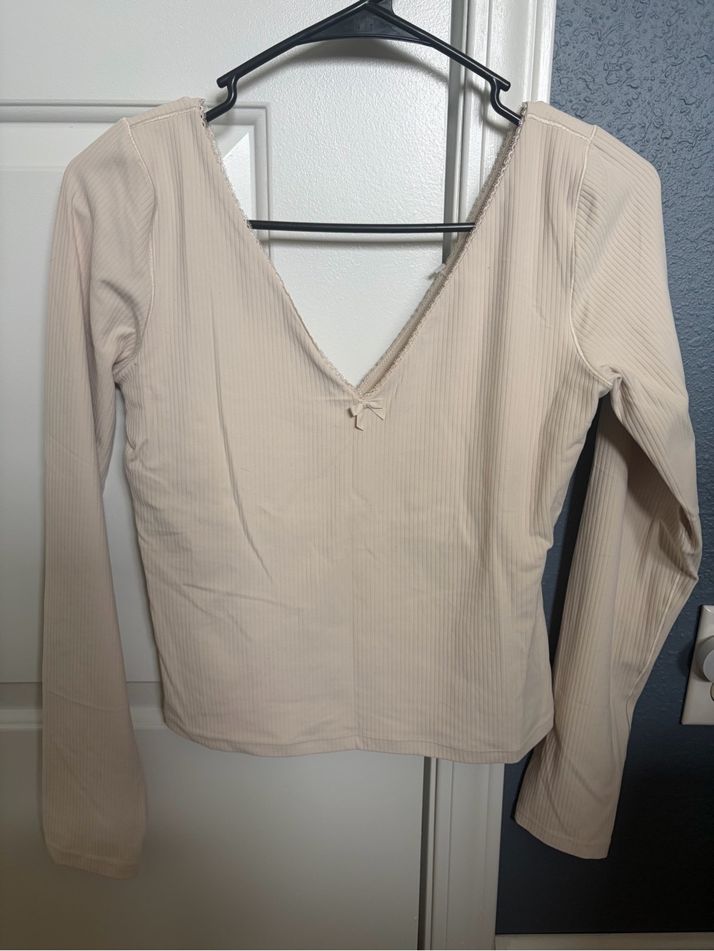 NWT aerie Cream Ribbed Long Sleeve V-Neck Cropped Top